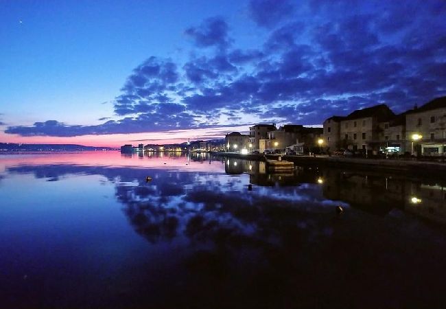 Appartement à Kaštel Novi - Appartement dans Kaštel Novi avec terrasse, Climatisation, WIFI, Machine à laver (5104-1) Appartement à Kaštel Novi - Appartement dans Kaštel Novi avec terrasse, Climatisation, WIFI, Machine à laver (5104-1)