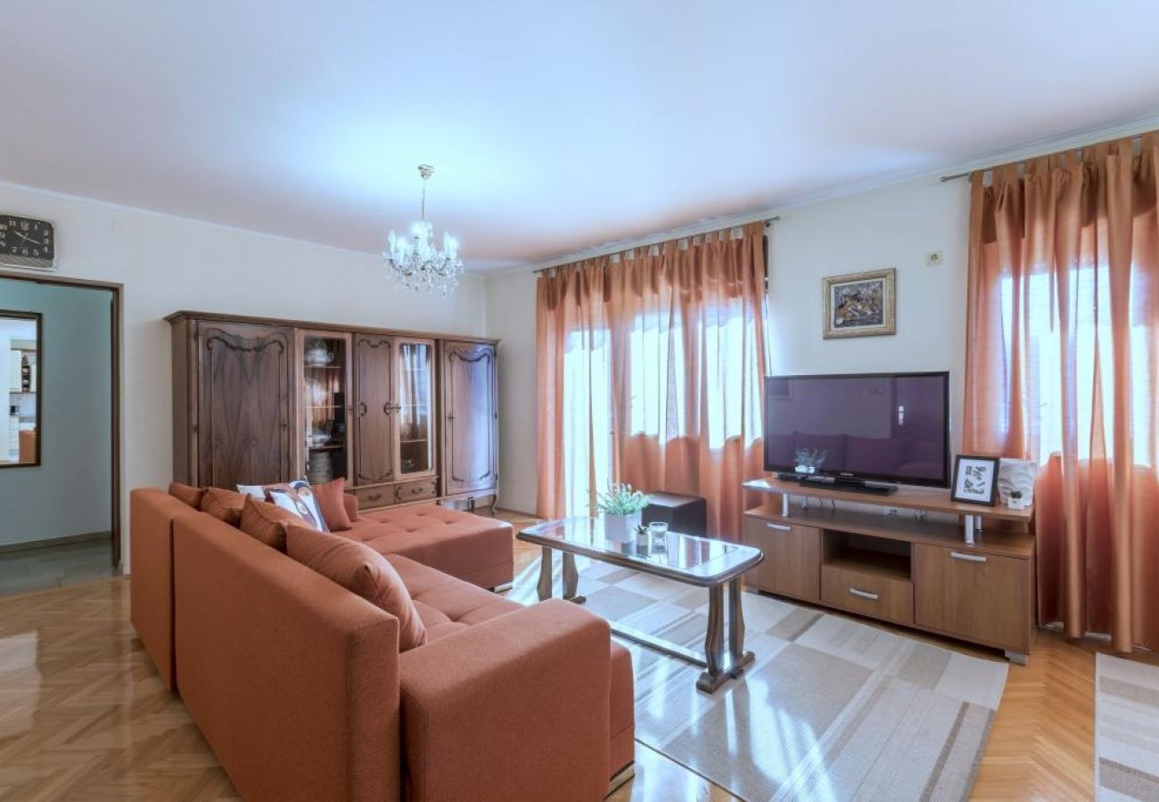 Appartement à Kaštel Novi - Appartement dans Kaštel Novi avec terrasse, Climatisation, WIFI, Machine à laver (5104-1)