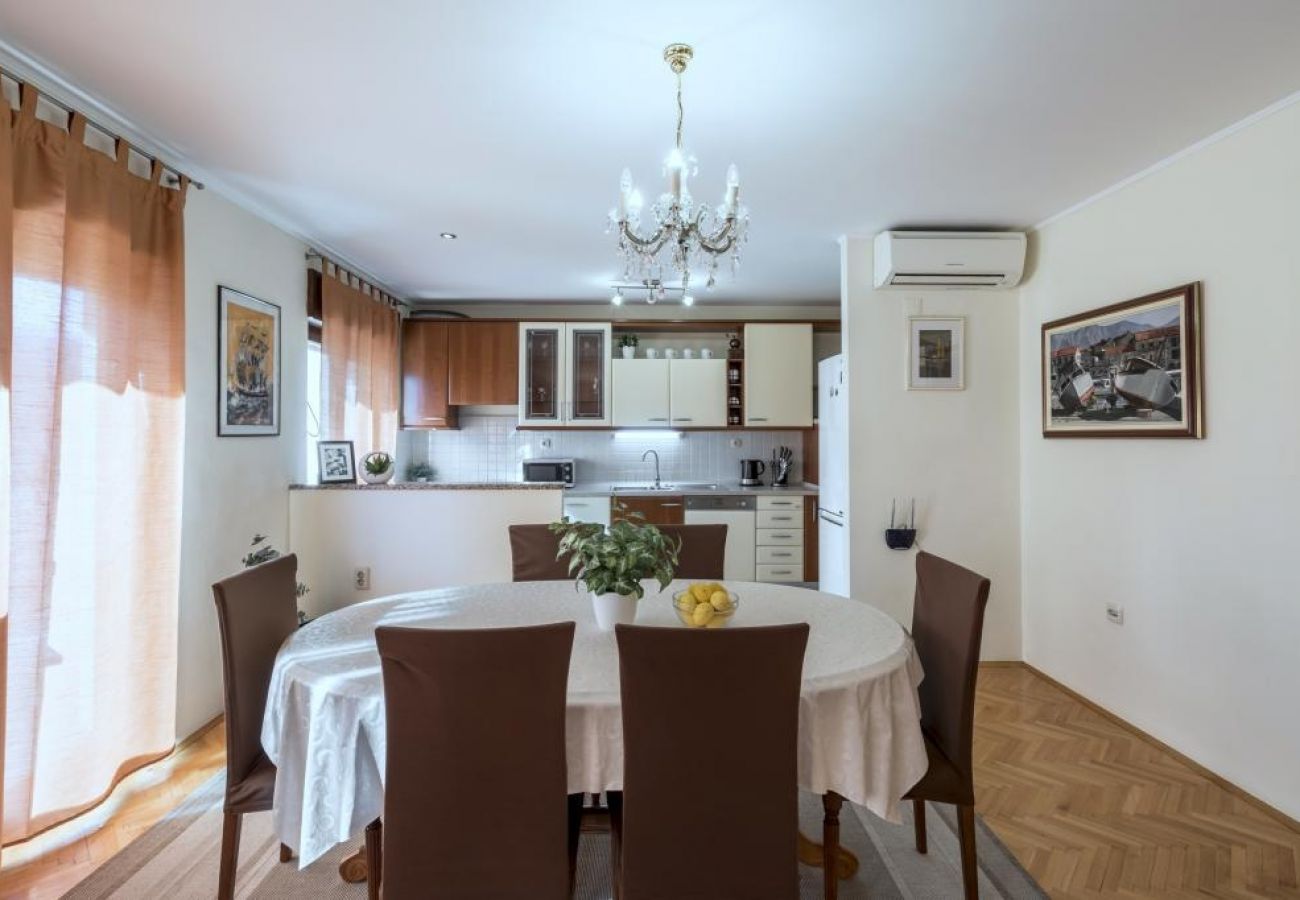 Appartement à Kaštel Novi - Appartement dans Kaštel Novi avec terrasse, Climatisation, WIFI, Machine à laver (5104-1)