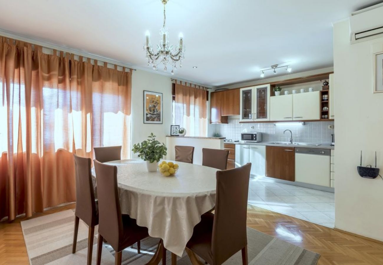 Appartement à Kaštel Novi - Appartement dans Kaštel Novi avec terrasse, Climatisation, WIFI, Machine à laver (5104-1)