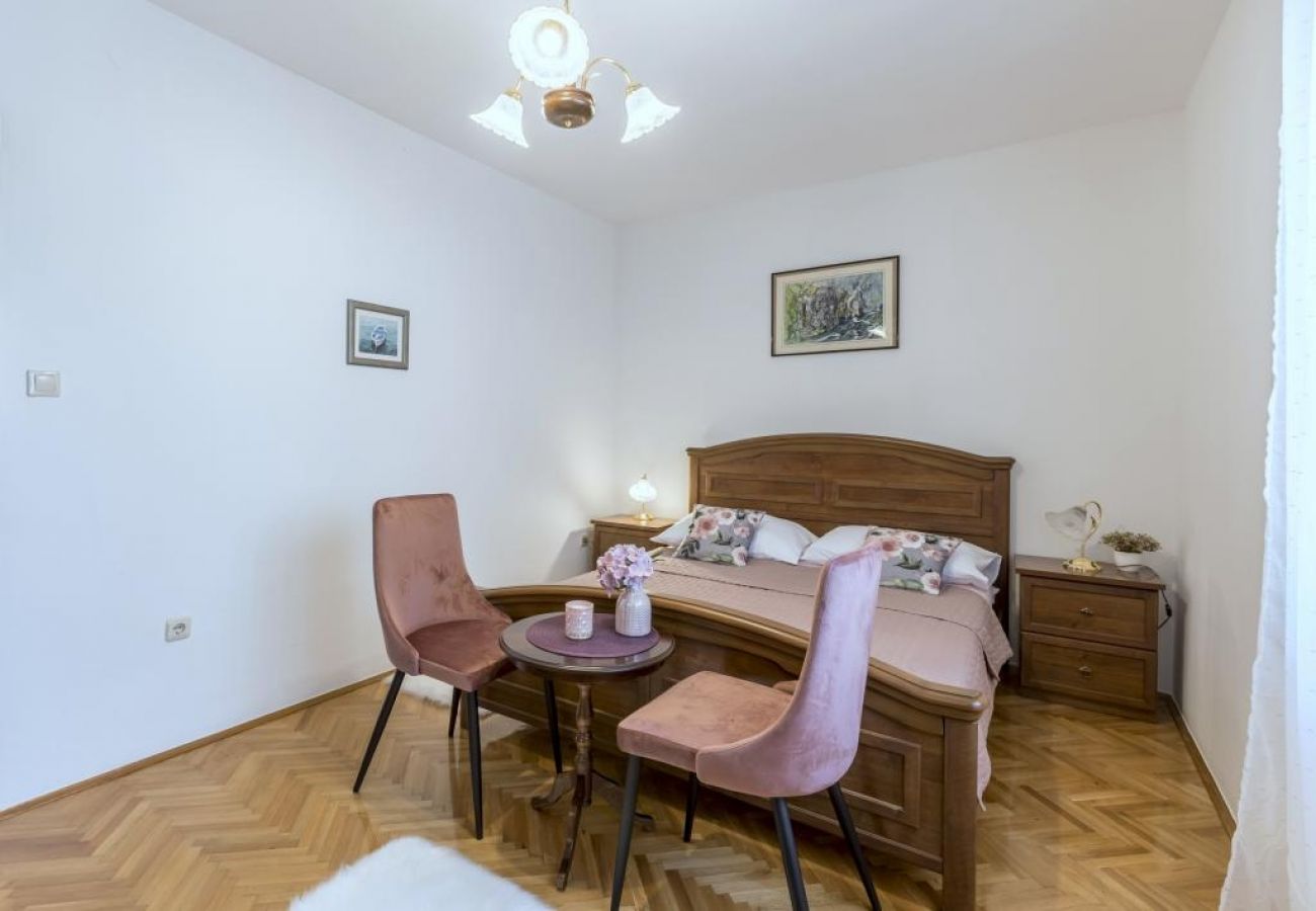 Appartement à Kaštel Novi - Appartement dans Kaštel Novi avec terrasse, Climatisation, WIFI, Machine à laver (5104-1)