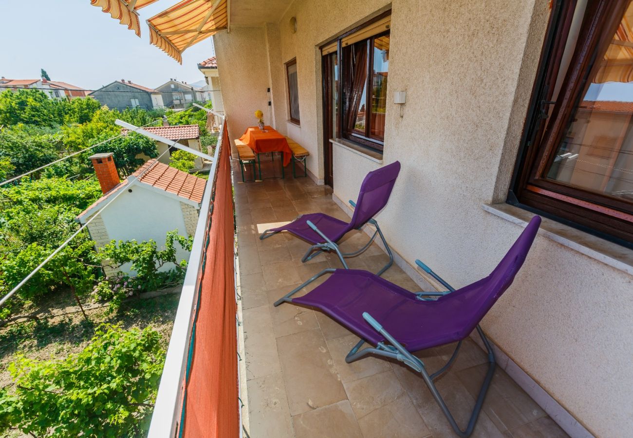 Appartement à Kaštel Novi - Appartement dans Kaštel Novi avec terrasse, Climatisation, WIFI, Machine à laver (5104-1)