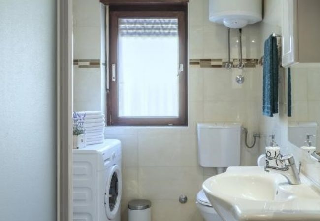 Appartement à Kaštel Novi - Appartement dans Kaštel Novi avec terrasse, Climatisation, WIFI, Machine à laver (5104-2) Appartement à Kaštel Novi - Appartement dans Kaštel Novi avec terrasse, Climatisation, WIFI, Machine à laver (5104-2)