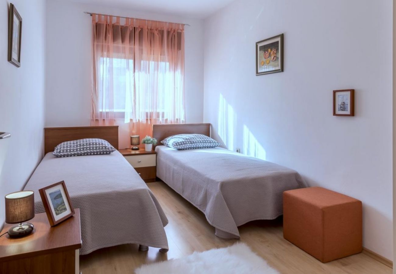 Appartement à Kaštel Novi - Appartement dans Kaštel Novi avec terrasse, Climatisation, WIFI, Machine à laver (5104-2)