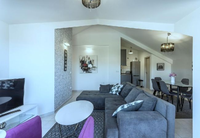 Appartement à Kaštel Novi - Appartement dans Kaštel Novi avec Balcon, Climatisation, WIFI, Machine à laver (5105-1) Appartement à Kaštel Novi - Appartement dans Kaštel Novi avec Balcon, Climatisation, WIFI, Machine à laver (5105-1)