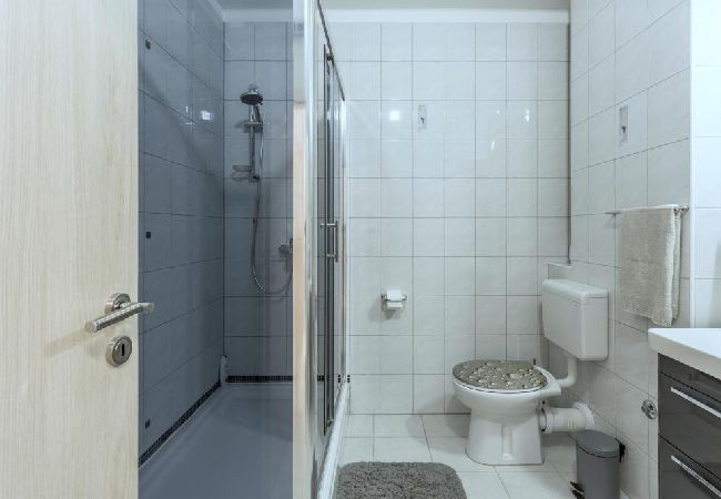 Appartement à Kaštel Novi - Appartement dans Kaštel Novi avec Balcon, Climatisation, WIFI, Machine à laver (5105-1) Appartement à Kaštel Novi - Appartement dans Kaštel Novi avec Balcon, Climatisation, WIFI, Machine à laver (5105-1)