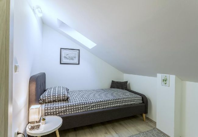 Appartement à Kaštel Novi - Appartement dans Kaštel Novi avec Balcon, Climatisation, WIFI, Machine à laver (5105-1) Appartement à Kaštel Novi - Appartement dans Kaštel Novi avec Balcon, Climatisation, WIFI, Machine à laver (5105-1)