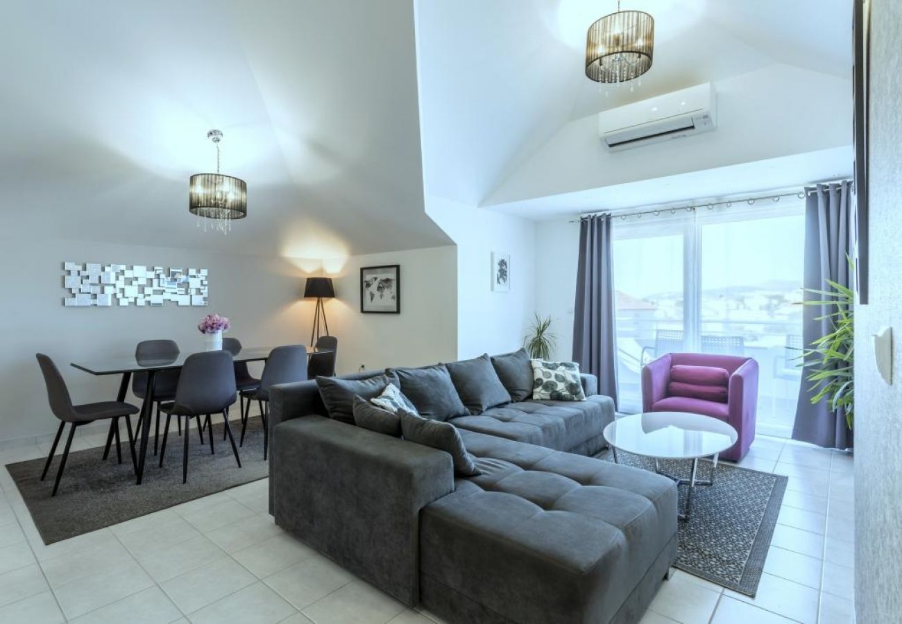 Appartement à Kaštel Novi - Appartement dans Kaštel Novi avec Balcon, Climatisation, WIFI, Machine à laver (5105-1)