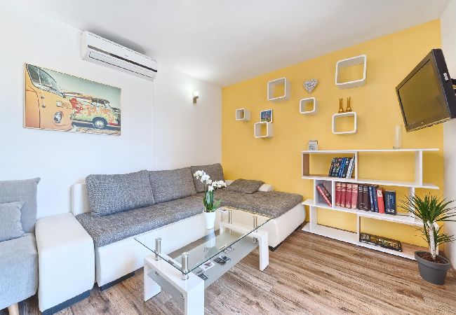 Appartement à Kaštel Lukšic - Appartement dans Kaštel Lukšić avec Balcon, Climatisation, WIFI, Machine à laver (5107-4) Appartement à Kaštel Lukšic - Appartement dans Kaštel Lukšić avec Balcon, Climatisation, WIFI, Machine à laver (5107-4)
