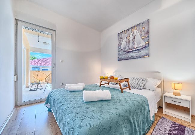 Appartement à Kaštel Lukšic - Appartement dans Kaštel Lukšić avec Balcon, Climatisation, WIFI, Machine à laver (5107-4) Appartement à Kaštel Lukšic - Appartement dans Kaštel Lukšić avec Balcon, Climatisation, WIFI, Machine à laver (5107-4)