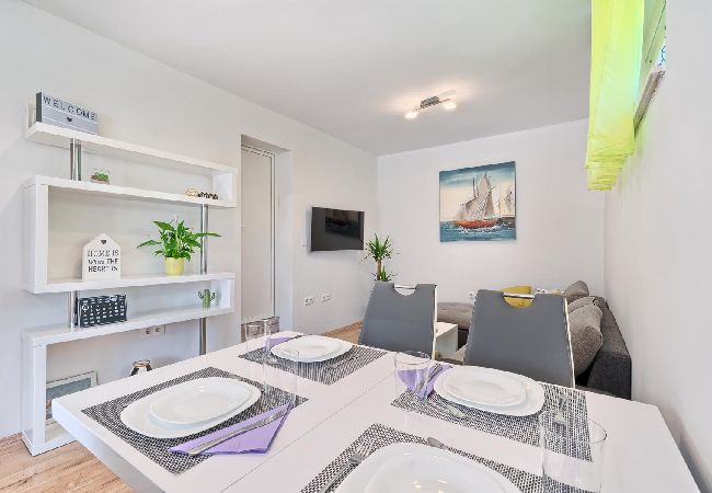 Appartement à Kaštel Lukšic - Appartement dans Kaštel Lukšić avec terrasse, Climatisation, WIFI, Machine à laver (5107-2) Appartement à Kaštel Lukšic - Appartement dans Kaštel Lukšić avec terrasse, Climatisation, WIFI, Machine à laver (5107-2)