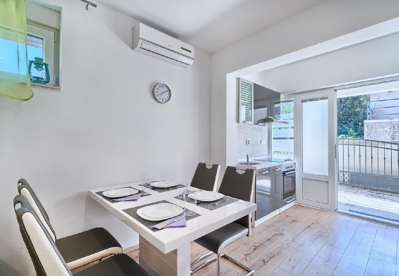 Appartement à Kaštel Lukšic - Appartement dans Kaštel Lukšić avec terrasse, Climatisation, WIFI, Machine à laver (5107-2)