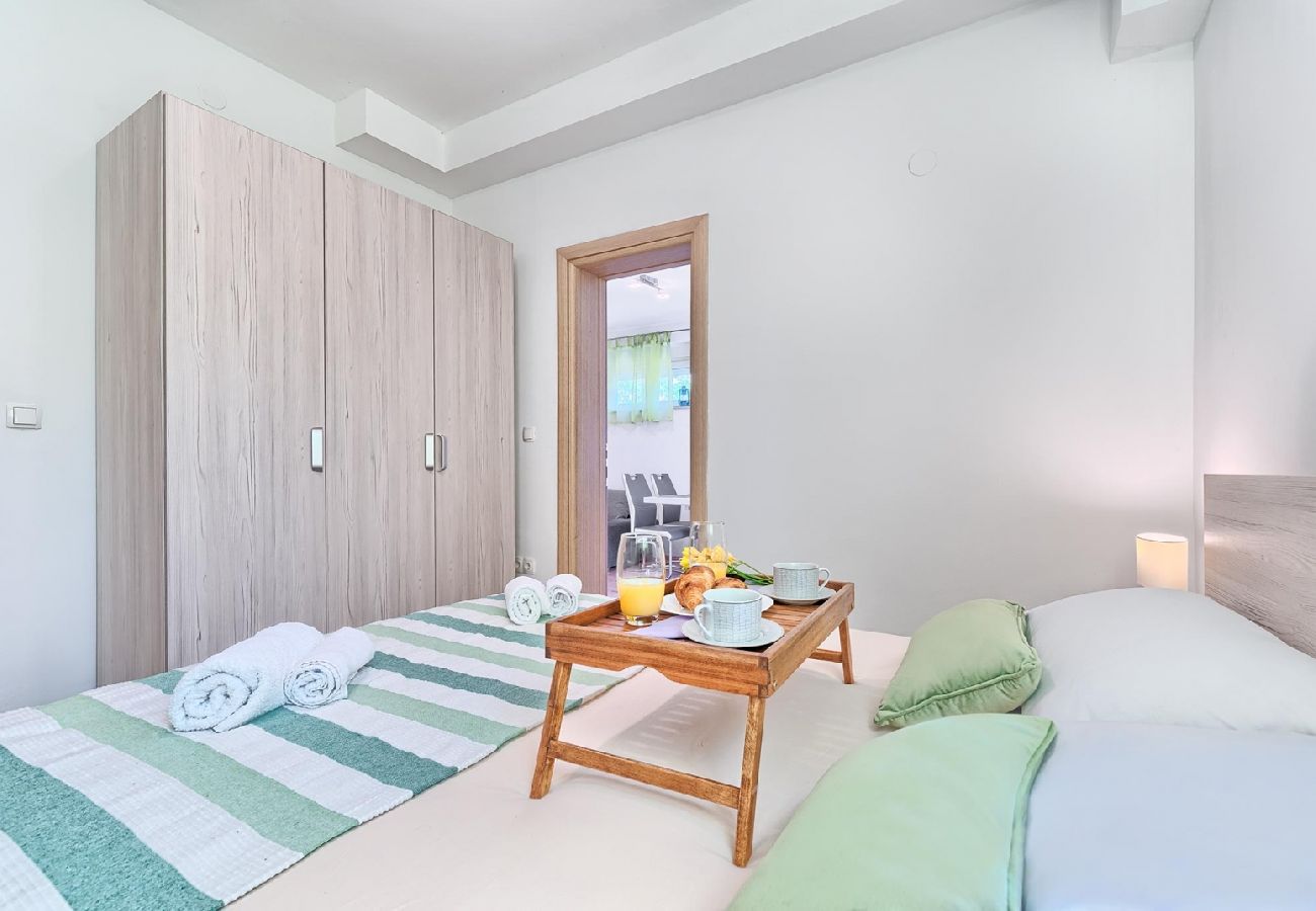 Appartement à Kaštel Lukšic - Appartement dans Kaštel Lukšić avec terrasse, Climatisation, WIFI, Machine à laver (5107-2)