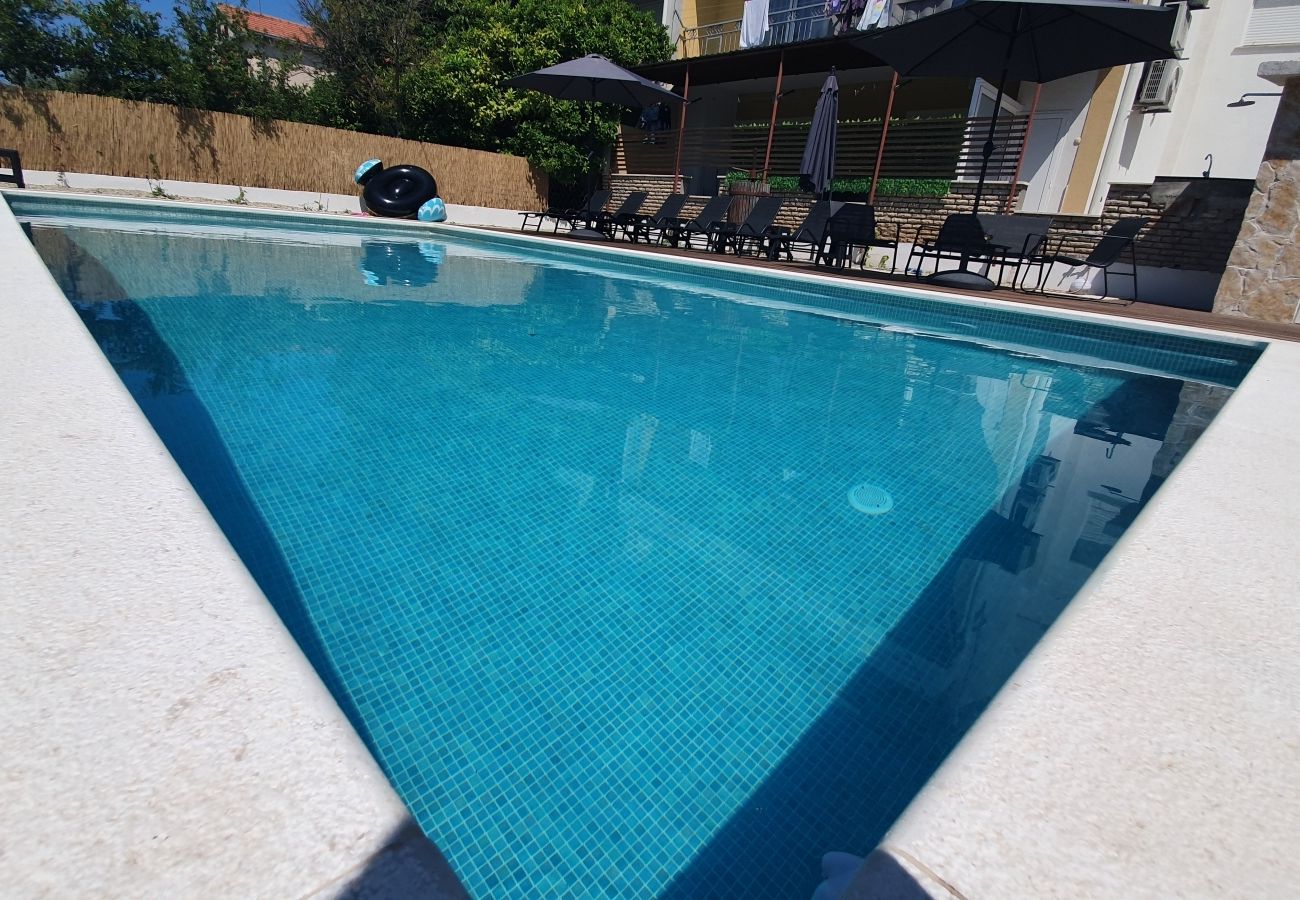 Appartement à Kaštel Lukšic - Appartement dans Kaštel Lukšić avec terrasse, Climatisation, WIFI, Machine à laver (5107-2)