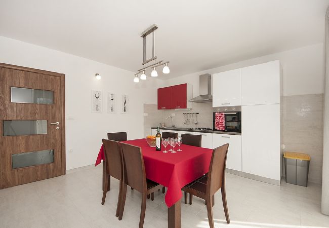 Appartement à Kaštel Lukšic - Appartement dans Kaštel Lukšić avec Balcon, Climatisation, WIFI, Machine à laver (5107-1) Appartement à Kaštel Lukšic - Appartement dans Kaštel Lukšić avec Balcon, Climatisation, WIFI, Machine à laver (5107-1)