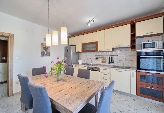 Appartement à Kaštel Lukšic - Appartement dans Kaštel Lukšić avec terrasse, Climatisation, WIFI, Machine à laver (5107-3) Appartement à Kaštel Lukšic - Appartement dans Kaštel Lukšić avec terrasse, Climatisation, WIFI, Machine à laver (5107-3)