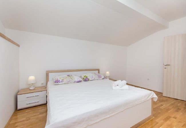 Appartement à Kaštel Novi - Appartement dans Kaštel Novi avec vue mer, Balcon, Climatisation, WIFI (5110-1) Appartement à Kaštel Novi - Appartement dans Kaštel Novi avec vue mer, Balcon, Climatisation, WIFI (5110-1)