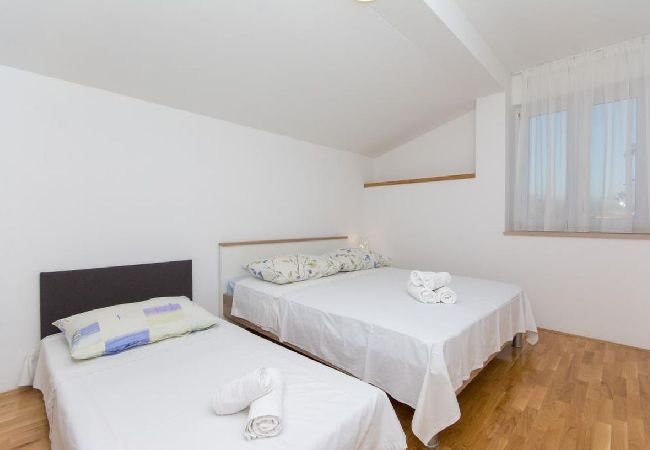 Appartement à Kaštel Novi - Appartement dans Kaštel Novi avec vue mer, Balcon, Climatisation, WIFI (5110-1) Appartement à Kaštel Novi - Appartement dans Kaštel Novi avec vue mer, Balcon, Climatisation, WIFI (5110-1)