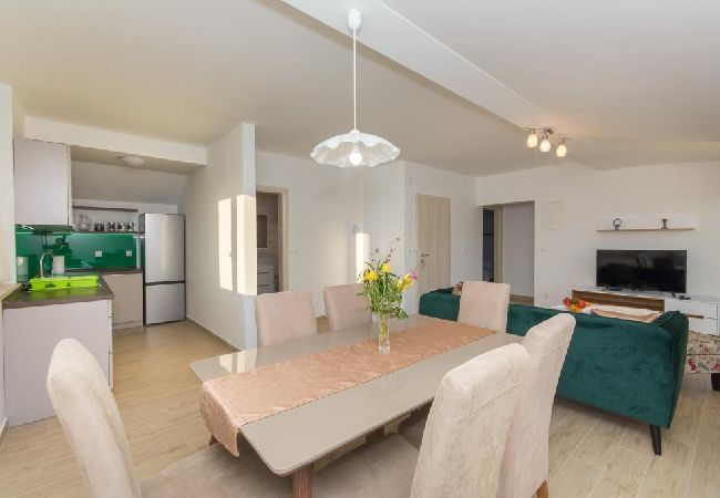 Appartement à Kaštel Novi - Appartement dans Kaštel Novi avec vue mer, Balcon, Climatisation, WIFI (5110-1) Appartement à Kaštel Novi - Appartement dans Kaštel Novi avec vue mer, Balcon, Climatisation, WIFI (5110-1)