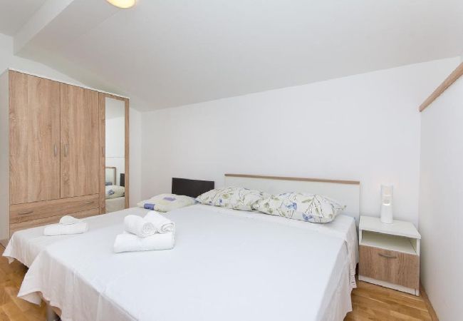 Appartement à Kaštel Novi - Appartement dans Kaštel Novi avec vue mer, Balcon, Climatisation, WIFI (5110-1) Appartement à Kaštel Novi - Appartement dans Kaštel Novi avec vue mer, Balcon, Climatisation, WIFI (5110-1)