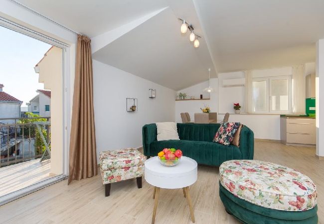 Appartement à Kaštel Novi - Appartement dans Kaštel Novi avec vue mer, Balcon, Climatisation, WIFI (5110-1) Appartement à Kaštel Novi - Appartement dans Kaštel Novi avec vue mer, Balcon, Climatisation, WIFI (5110-1)