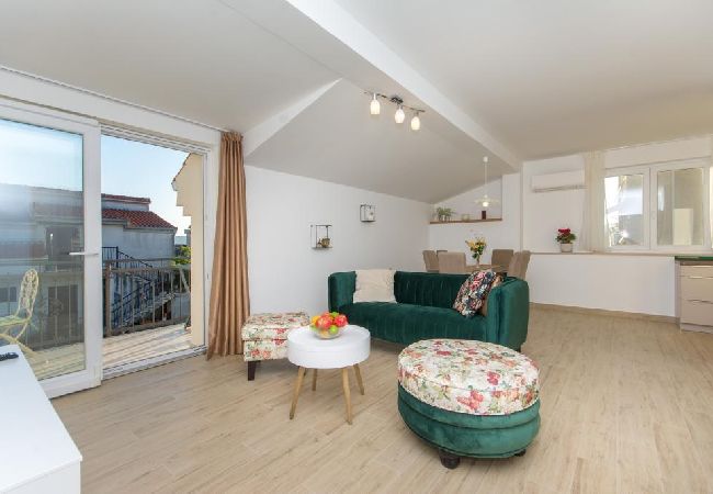 Appartement à Kaštel Novi - Appartement dans Kaštel Novi avec vue mer, Balcon, Climatisation, WIFI (5110-1) Appartement à Kaštel Novi - Appartement dans Kaštel Novi avec vue mer, Balcon, Climatisation, WIFI (5110-1)