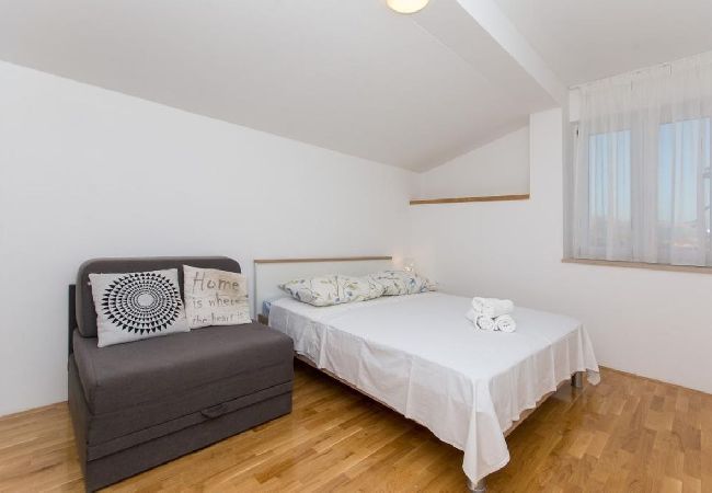 Appartement à Kaštel Novi - Appartement dans Kaštel Novi avec vue mer, Balcon, Climatisation, WIFI (5110-1) Appartement à Kaštel Novi - Appartement dans Kaštel Novi avec vue mer, Balcon, Climatisation, WIFI (5110-1)