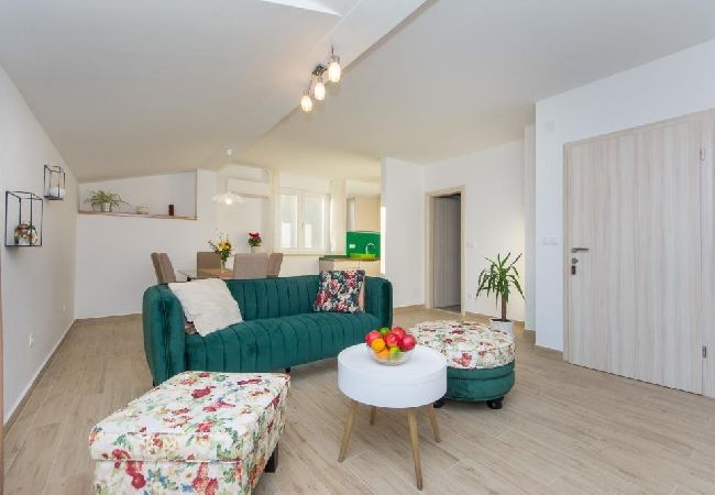 Appartement à Kaštel Novi - Appartement dans Kaštel Novi avec vue mer, Balcon, Climatisation, WIFI (5110-1) Appartement à Kaštel Novi - Appartement dans Kaštel Novi avec vue mer, Balcon, Climatisation, WIFI (5110-1)