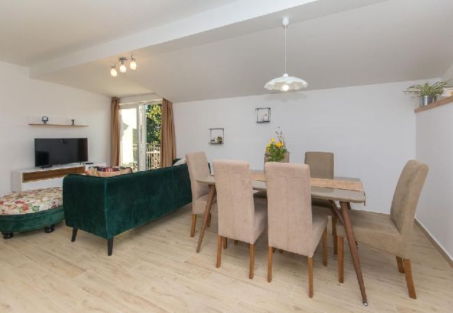 Appartement à Kaštel Novi - Appartement dans Kaštel Novi avec vue mer, Balcon, Climatisation, WIFI (5110-1) Appartement à Kaštel Novi - Appartement dans Kaštel Novi avec vue mer, Balcon, Climatisation, WIFI (5110-1)