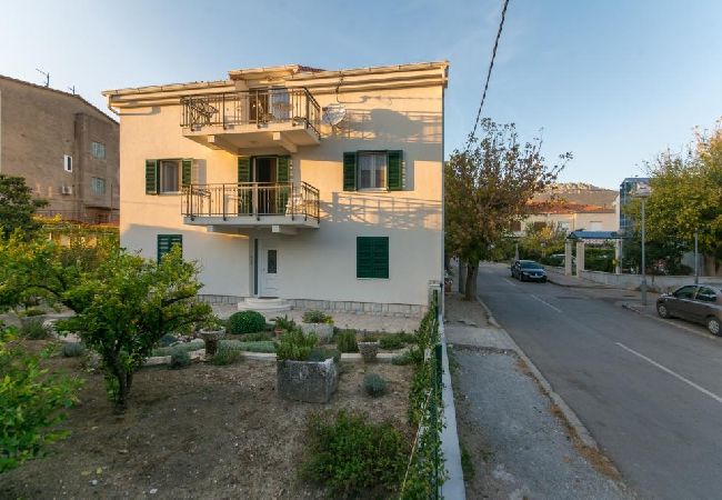 Appartement à Kaštel Novi - Appartement dans Kaštel Novi avec vue mer, Balcon, Climatisation, WIFI (5110-1) Appartement à Kaštel Novi - Appartement dans Kaštel Novi avec vue mer, Balcon, Climatisation, WIFI (5110-1)