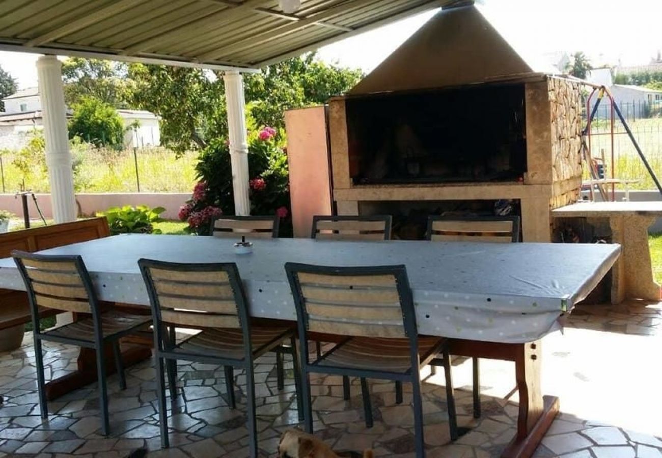 Appartement à Vrvari - Appartement dans Vrvari avec terrasse, WIFI, Machine à laver (664-5)