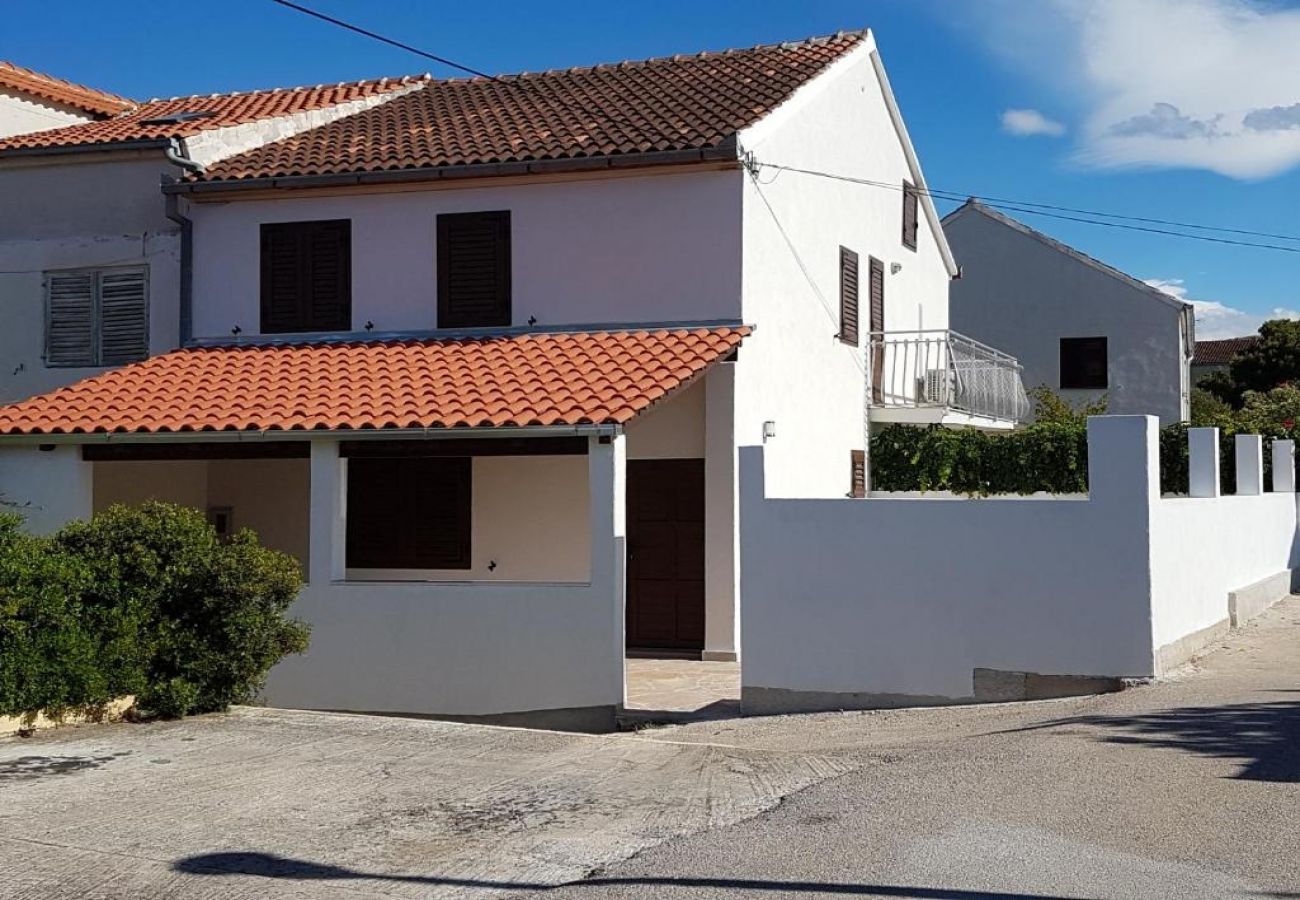 Maison à Milna - Maison de vacances dans Milna avec terrasse, Climatisation, WIFI, Machine à laver (5123-1)