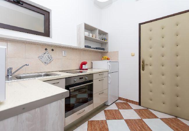 Appartement à Omiš - Appartement dans Omiš avec vue mer, Balcon, Climatisation, WIFI (5129-3) Appartement à Omiš - Appartement dans Omiš avec vue mer, Balcon, Climatisation, WIFI (5129-3)