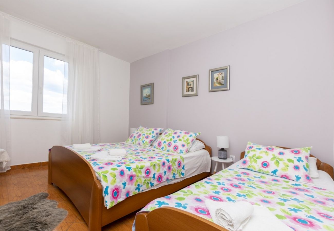 Appartement à Omiš - Appartement dans Omiš avec vue mer, loggia, Climatisation, WIFI (5129-4)