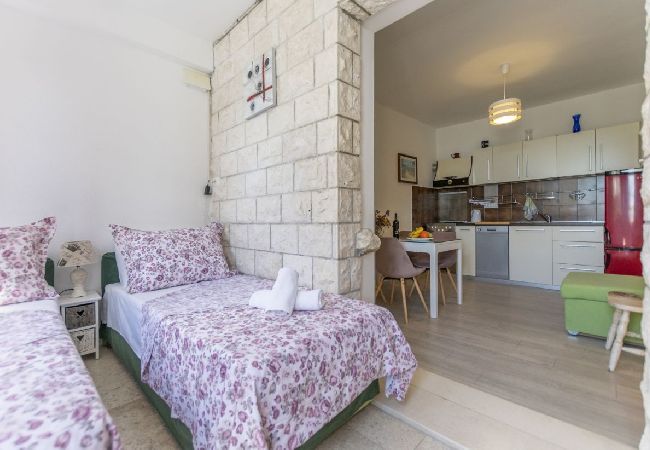 Appartement à Omiš - Appartement dans Omiš avec terrasse, Climatisation, WIFI, Machine à laver (5129-1) Appartement à Omiš - Appartement dans Omiš avec terrasse, Climatisation, WIFI, Machine à laver (5129-1)