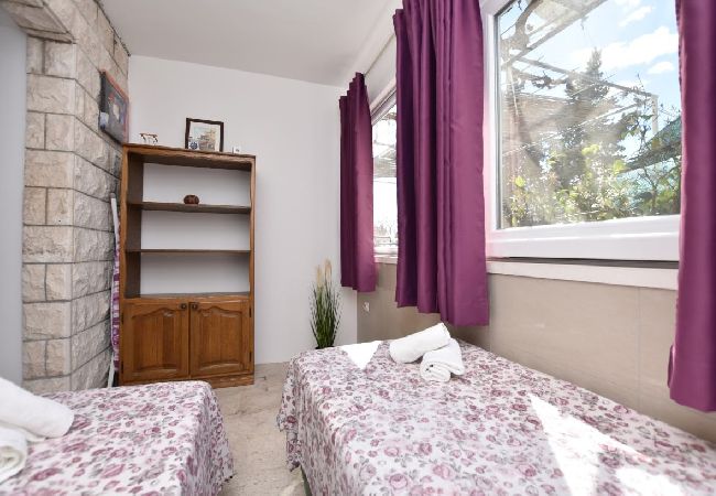 Appartement à Omiš - Appartement dans Omiš avec terrasse, Climatisation, WIFI, Machine à laver (5129-1) Appartement à Omiš - Appartement dans Omiš avec terrasse, Climatisation, WIFI, Machine à laver (5129-1)