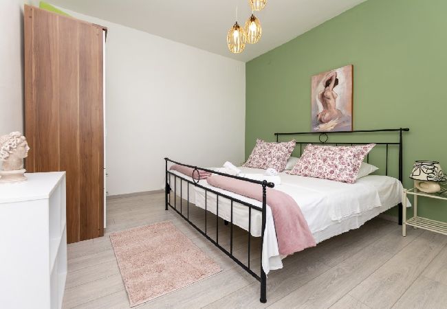 Appartement à Omiš - Appartement dans Omiš avec terrasse, Climatisation, WIFI, Machine à laver (5129-1) Appartement à Omiš - Appartement dans Omiš avec terrasse, Climatisation, WIFI, Machine à laver (5129-1)