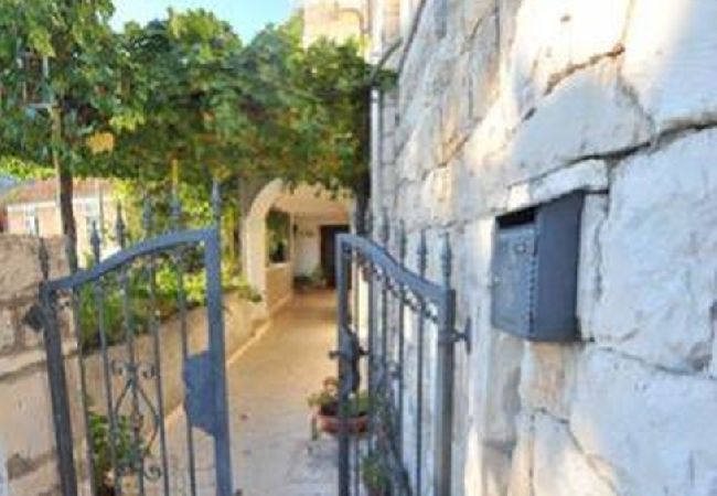 Appartement à Omiš - Appartement dans Omiš avec terrasse, Climatisation, WIFI, Machine à laver (5129-1) Appartement à Omiš - Appartement dans Omiš avec terrasse, Climatisation, WIFI, Machine à laver (5129-1)