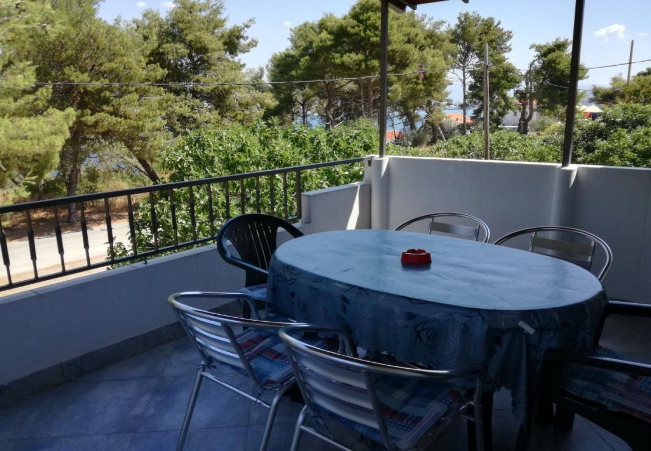 Appartement à Okrug Donji - Appartement dans Okrug Donji avec vue mer, terrasse, Climatisation, WIFI (5136-1)