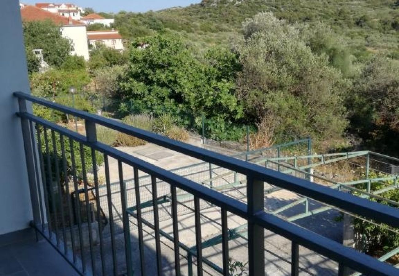 Appartement à Okrug Donji - Appartement dans Okrug Donji avec vue mer, terrasse, Climatisation, WIFI (5136-1)