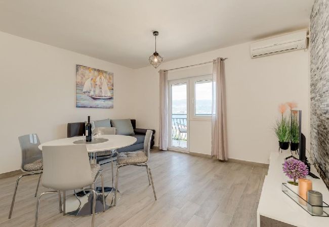 Appartement à Arbanija - Appartement dans Arbanija avec vue mer, Balcon, Climatisation, WIFI (5137-2) Appartement à Arbanija - Appartement dans Arbanija avec vue mer, Balcon, Climatisation, WIFI (5137-2)