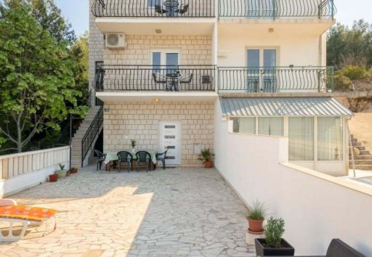 Appartement à Arbanija - Appartement dans Arbanija avec vue mer, Balcon, Climatisation, WIFI (5137-2)