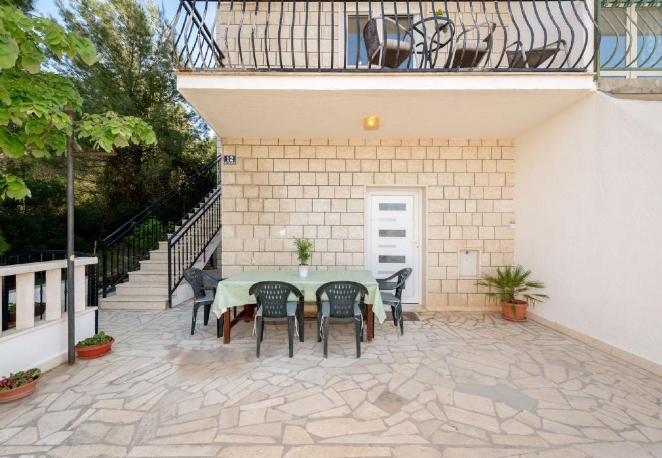 Appartement à Arbanija - Appartement dans Arbanija avec vue mer, Balcon, Climatisation, WIFI (5137-2)