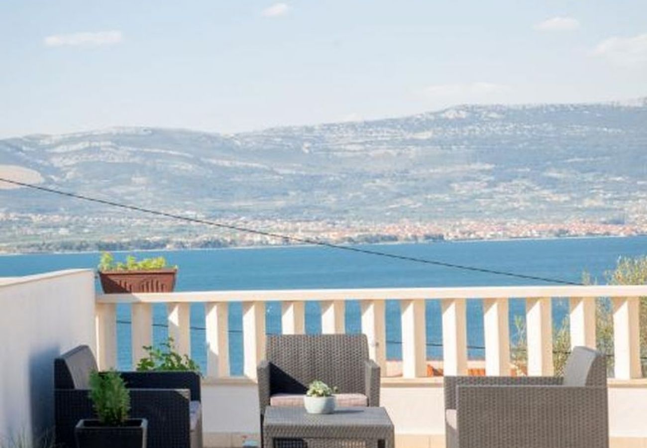 Appartement à Arbanija - Appartement dans Arbanija avec vue mer, Balcon, Climatisation, WIFI (5137-2)