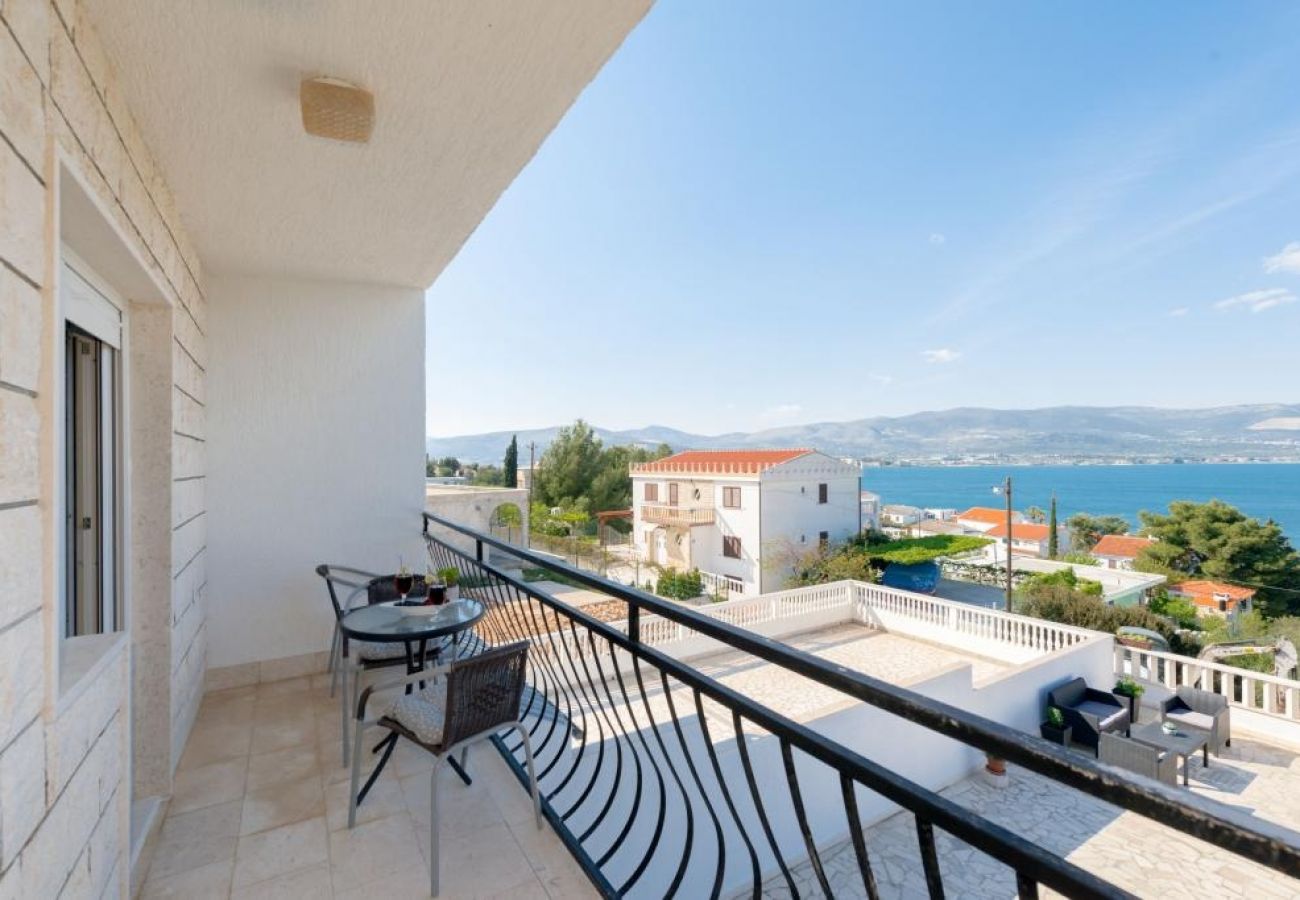 Appartement à Arbanija - Appartement dans Arbanija avec vue mer, Balcon, Climatisation, WIFI (5137-1)