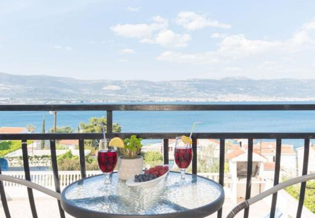 Appartement à Arbanija - Appartement dans Arbanija avec vue mer, Balcon, Climatisation, WIFI (5137-1)