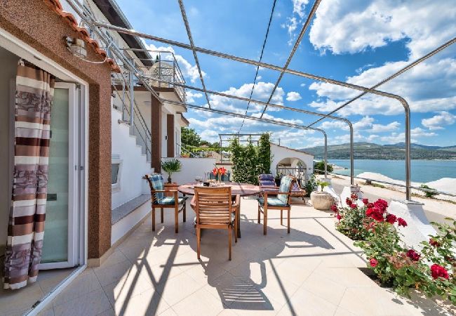 Appartement à Arbanija - Appartement dans Arbanija avec vue mer, terrasse, Climatisation, WIFI (5138-2) Appartement à Arbanija - Appartement dans Arbanija avec vue mer, terrasse, Climatisation, WIFI (5138-2)