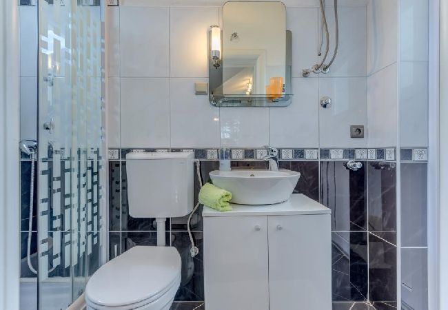 Appartement à Arbanija - Appartement dans Arbanija avec vue mer, terrasse, Climatisation, WIFI (5138-2) Appartement à Arbanija - Appartement dans Arbanija avec vue mer, terrasse, Climatisation, WIFI (5138-2)