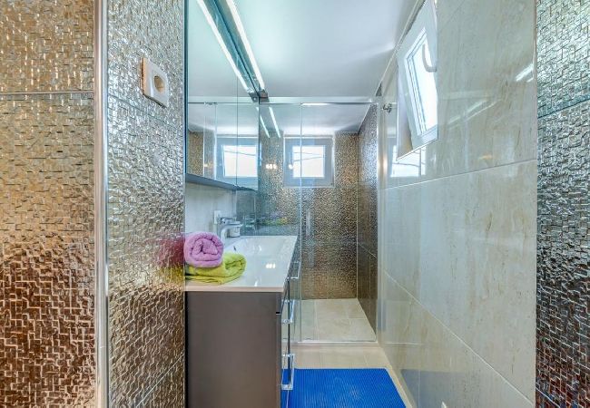 Appartement à Arbanija - Appartement dans Arbanija avec vue mer, Balcon, Climatisation, WIFI (5138-1) Appartement à Arbanija - Appartement dans Arbanija avec vue mer, Balcon, Climatisation, WIFI (5138-1)