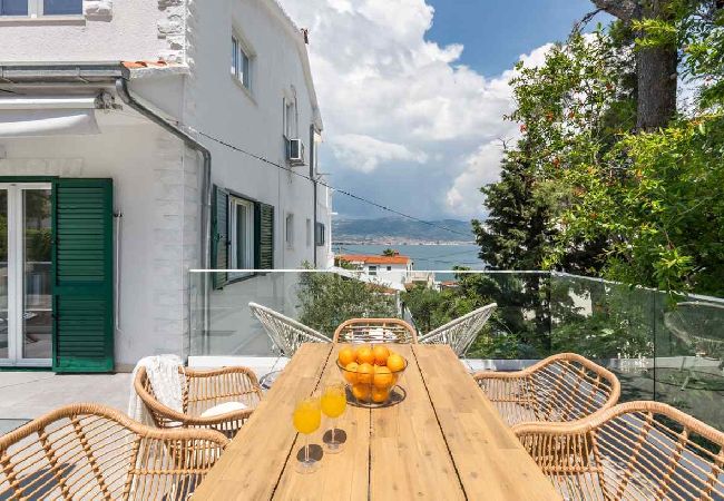 Appartement à Arbanija - Appartement dans Arbanija avec vue mer, terrasse, Climatisation, WIFI (5139-2) Appartement à Arbanija - Appartement dans Arbanija avec vue mer, terrasse, Climatisation, WIFI (5139-2)